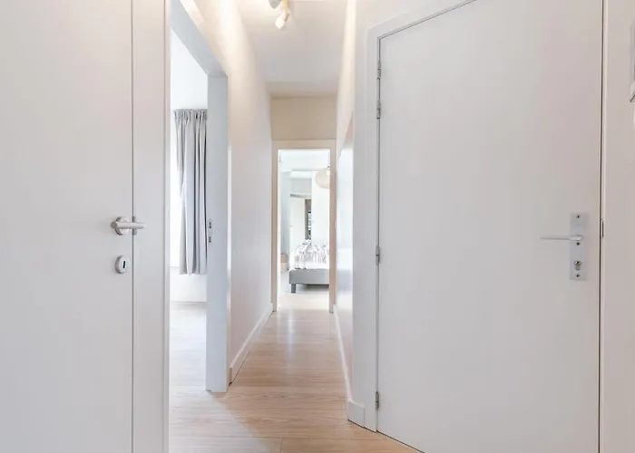 Beautiful And Charming Nearby אורחן